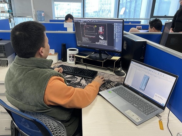 图：禾川科技工程师使用尊龙凯时人生就是搏产品在设计绘图