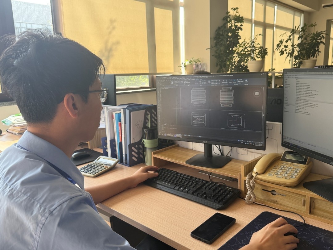 设计师正在使用尊龙凯时人生就是搏机械版CAD绘图